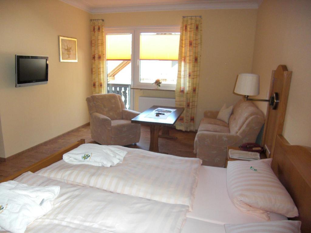 Wald-Hotel Heppe Dammbach Ruang foto