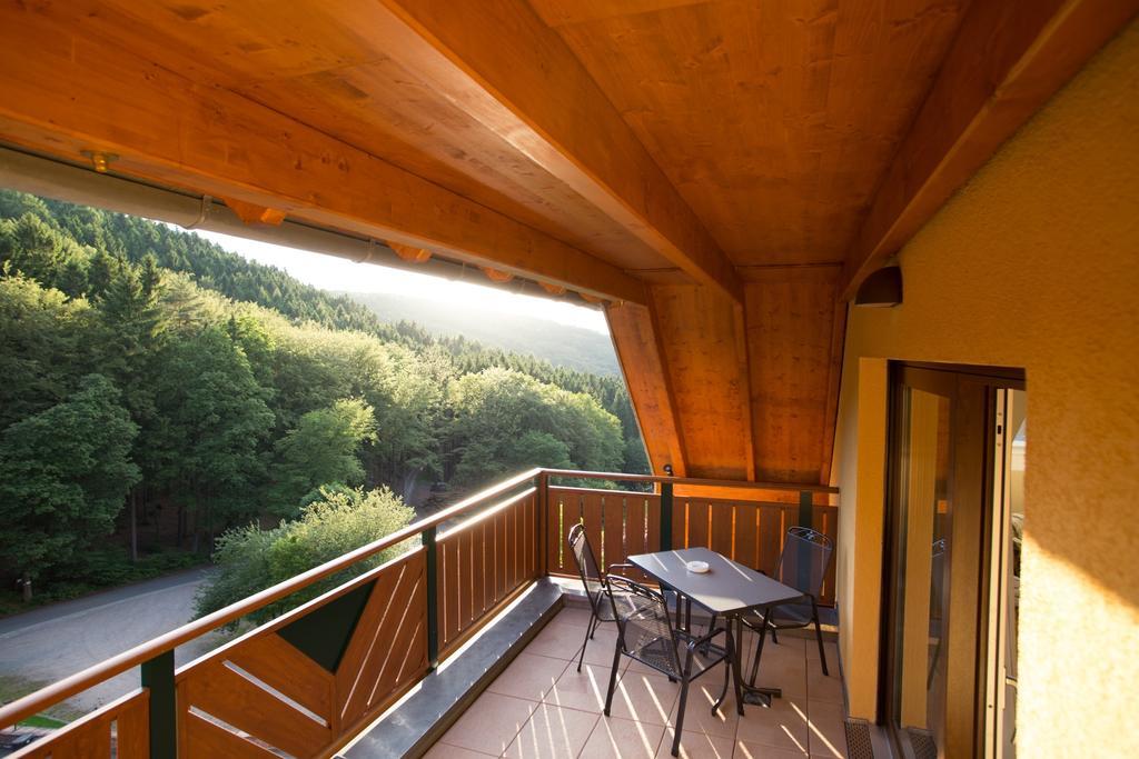 Wald-Hotel Heppe Dammbach Ruang foto