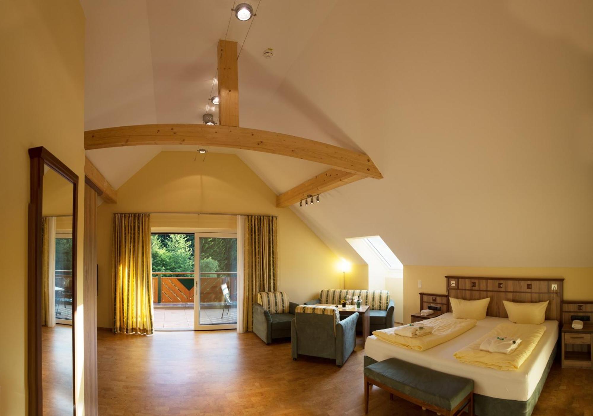 Wald-Hotel Heppe Dammbach Ruang foto