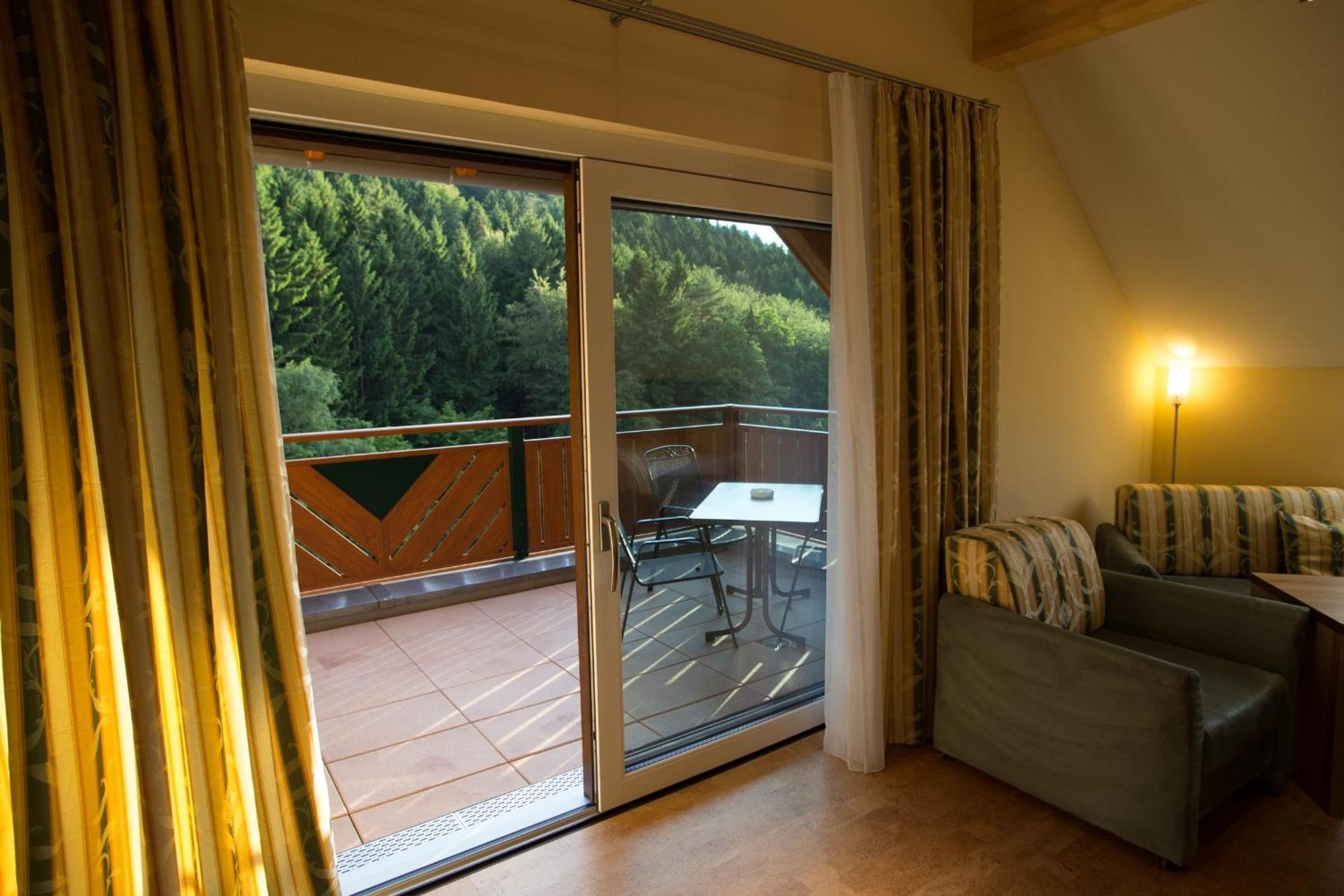 Wald-Hotel Heppe Dammbach Ruang foto