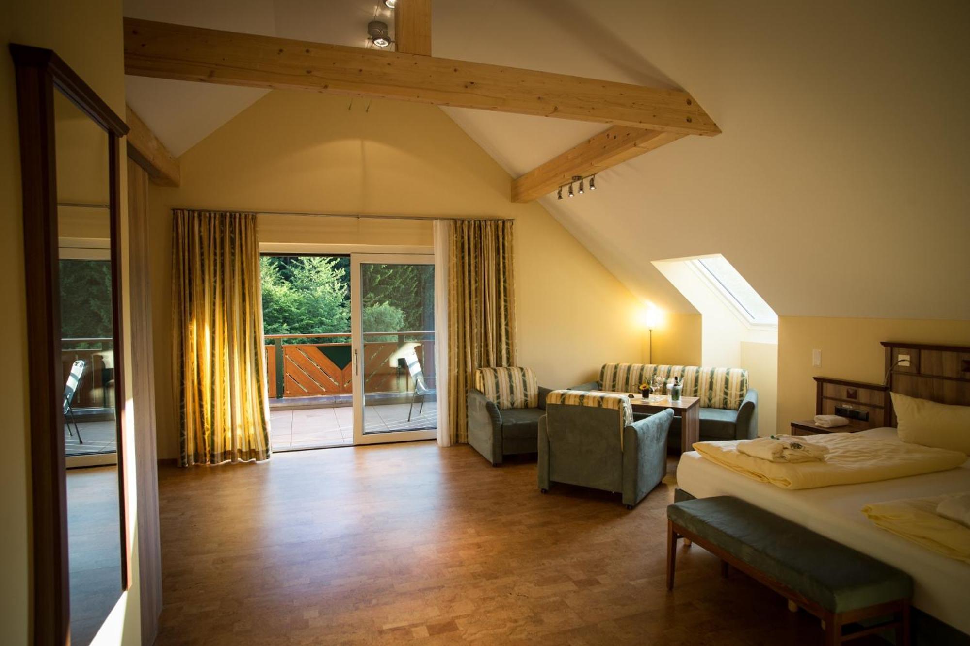 Wald-Hotel Heppe Dammbach Ruang foto