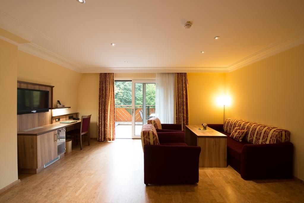 Wald-Hotel Heppe Dammbach Ruang foto