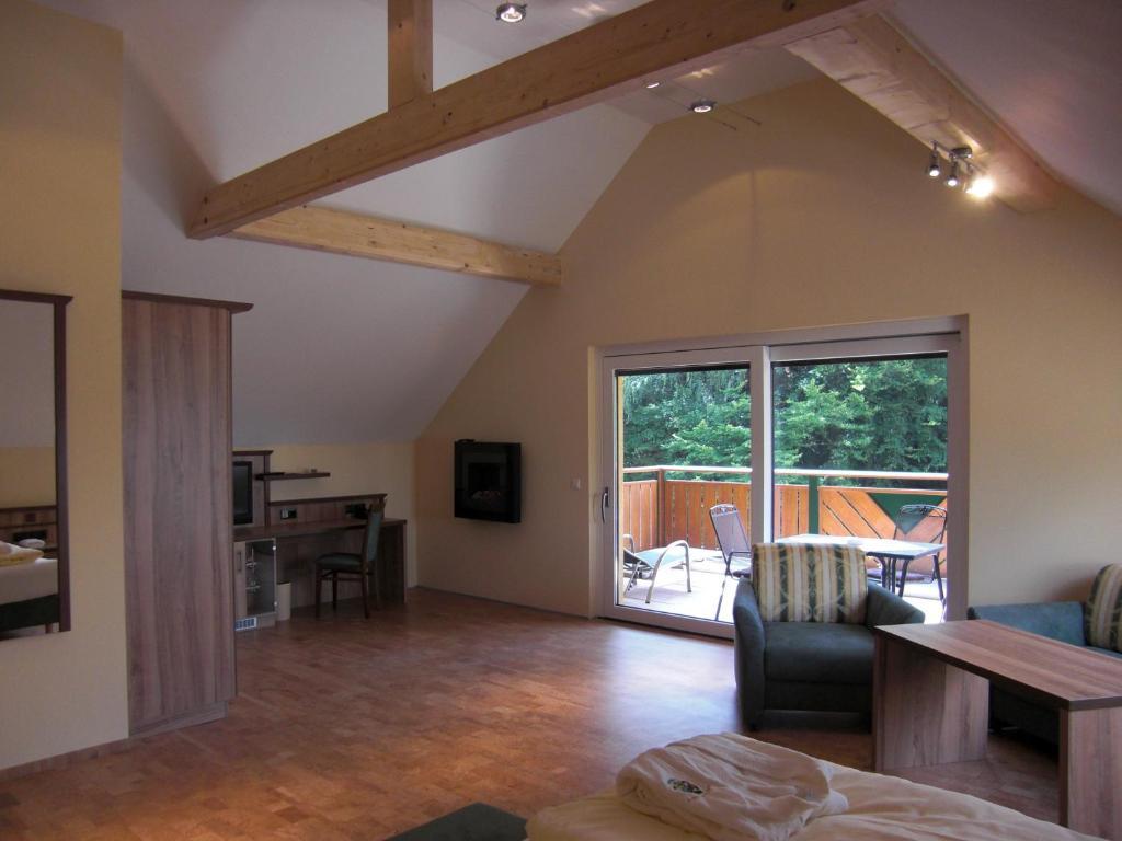 Wald-Hotel Heppe Dammbach Ruang foto